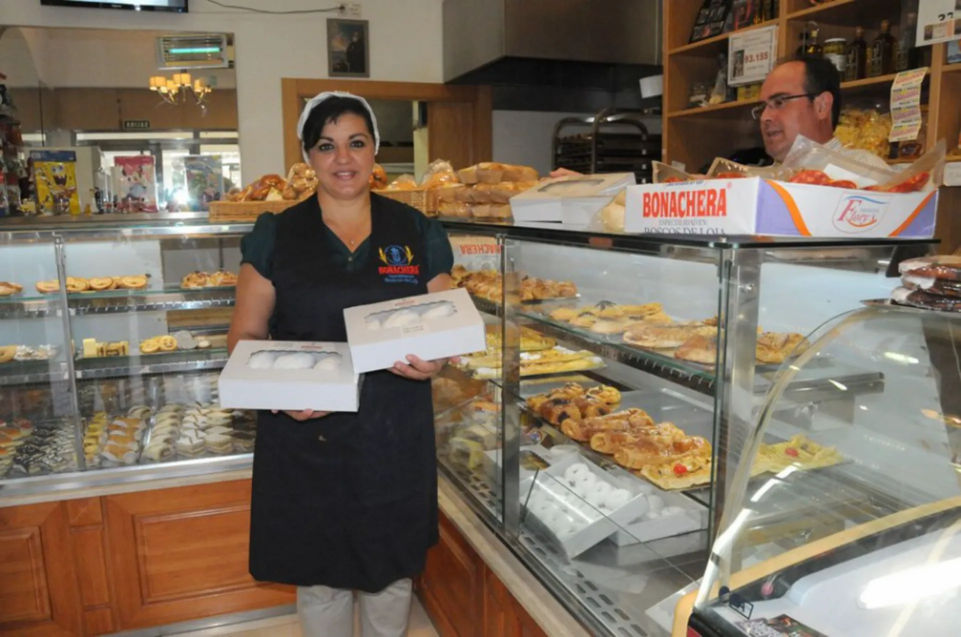 Los dueños en la primera tienda de Bonachera
